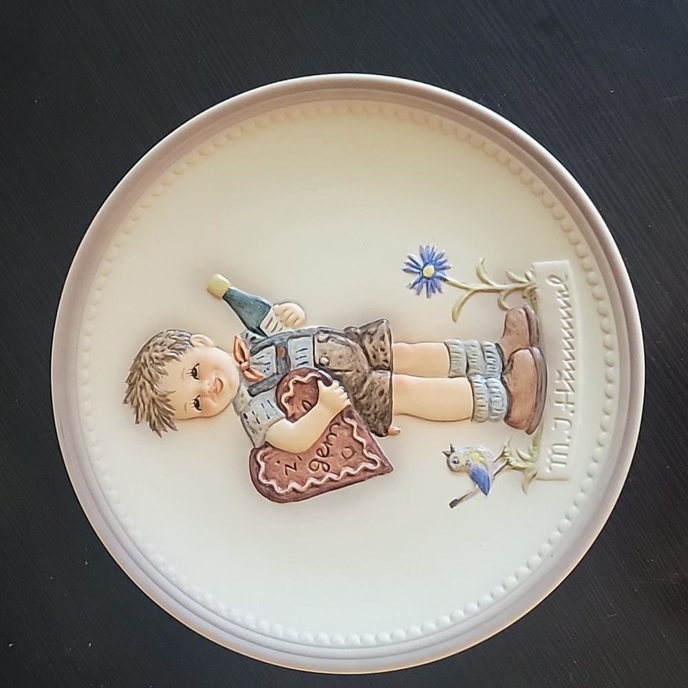 Goebel Hummel 1987 Valentine Joy Plate Collector's Club,Beautiful. Condition is